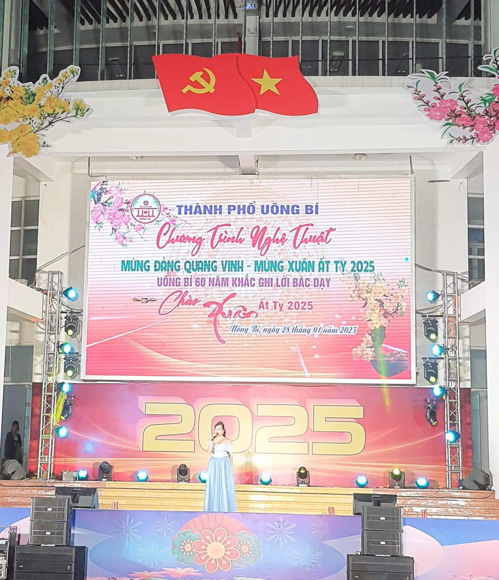 Ca sĩ Đoàn Hồng Hạnh, Á quân Sao Mai toàn quốc năm 2022 biểu diễn tại Chương trình Nghệ thuật mừng Đảng, mừng Xuân Ất Tỵ năm 2025.