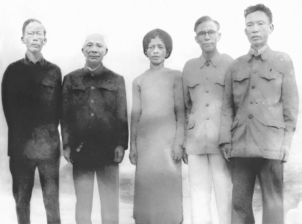 Chi bộ Đảng Cộng sản Việt Nam đầu tiên tại Vùng mỏ thành lập tại khu mỏ Mạo Khê, từ phải qua trái: Bí thư Chi bộ Đặng Châu Tuệ, các đảng viên Bùi Văn Mạo, Vũ Thị Mai, Bùi Đức Giao, Nguyễn Huy Sán)