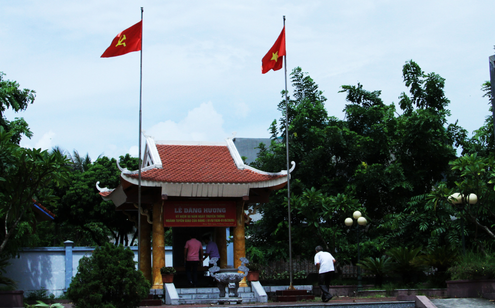 Di tích nằm trong một không gian yên bình.Di tích nhà bia lưu niệm nơi thành lập Chi bộ Đảng đầu tiên ở Mạo Khê nằm trong một không gian yên bình thuộc phường Mạo Khê (TX Đông Triều).
