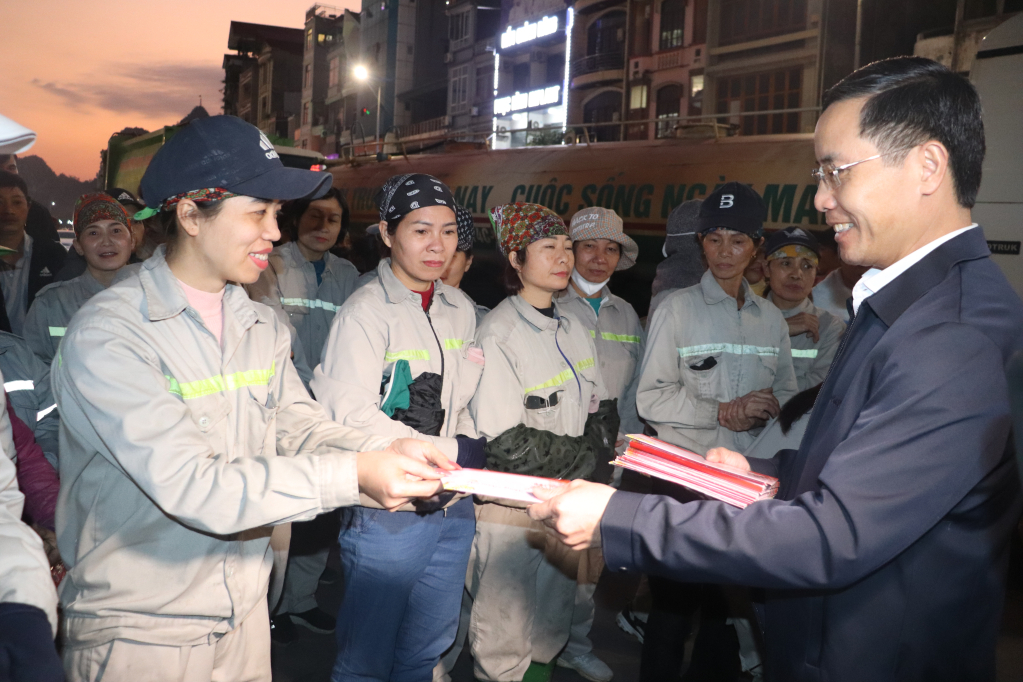 Chủ tịch UBND tỉnh Phạm Đức Ấn thăm, động viên và chúc tết CNLĐ Công ty CP Môi trường Tuấn Đạt.