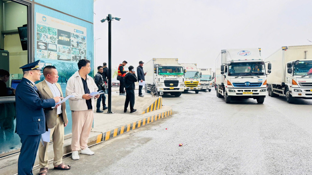 Các xe hàng được các lực lượng chức năng giải quyết thủ tục thông quan nhanh chóng, thuận lợi.