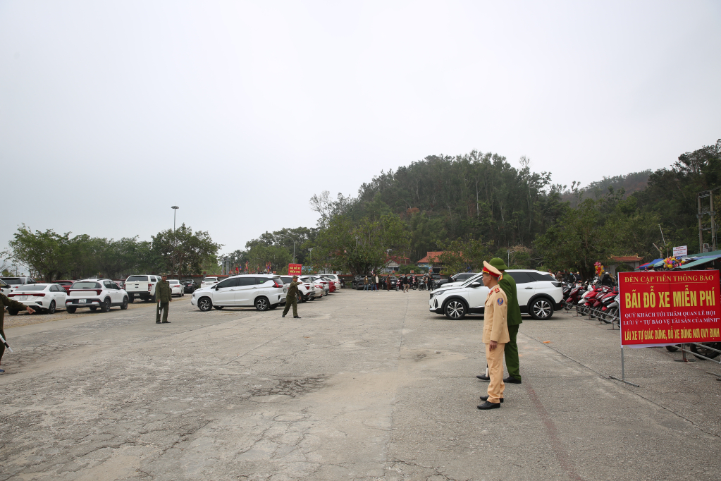 Lực lượng chức năng xã Đông Xá, huyện Vân Đồn đảm bảo an ninh trật tự tại đến Cặp Tiên.