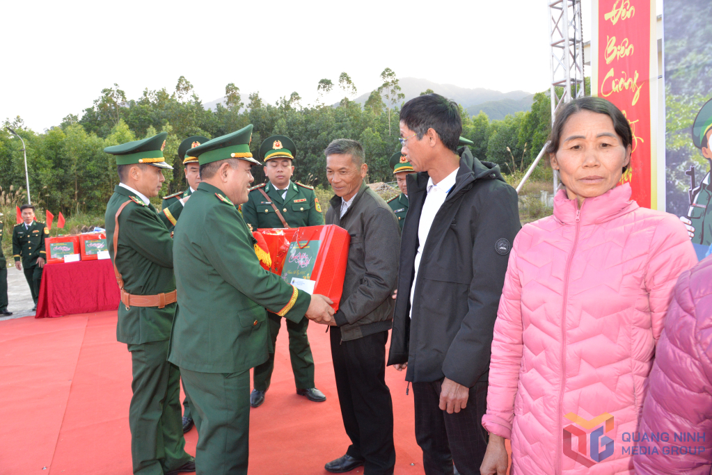 Đại tá Nguyễn Văn Thiềm, Chỉ huy trưởng BĐBP tỉnh tặng quà cho người dân biên giới nhân dịp Tết Nguyên đán Ất Tỵ 2025.