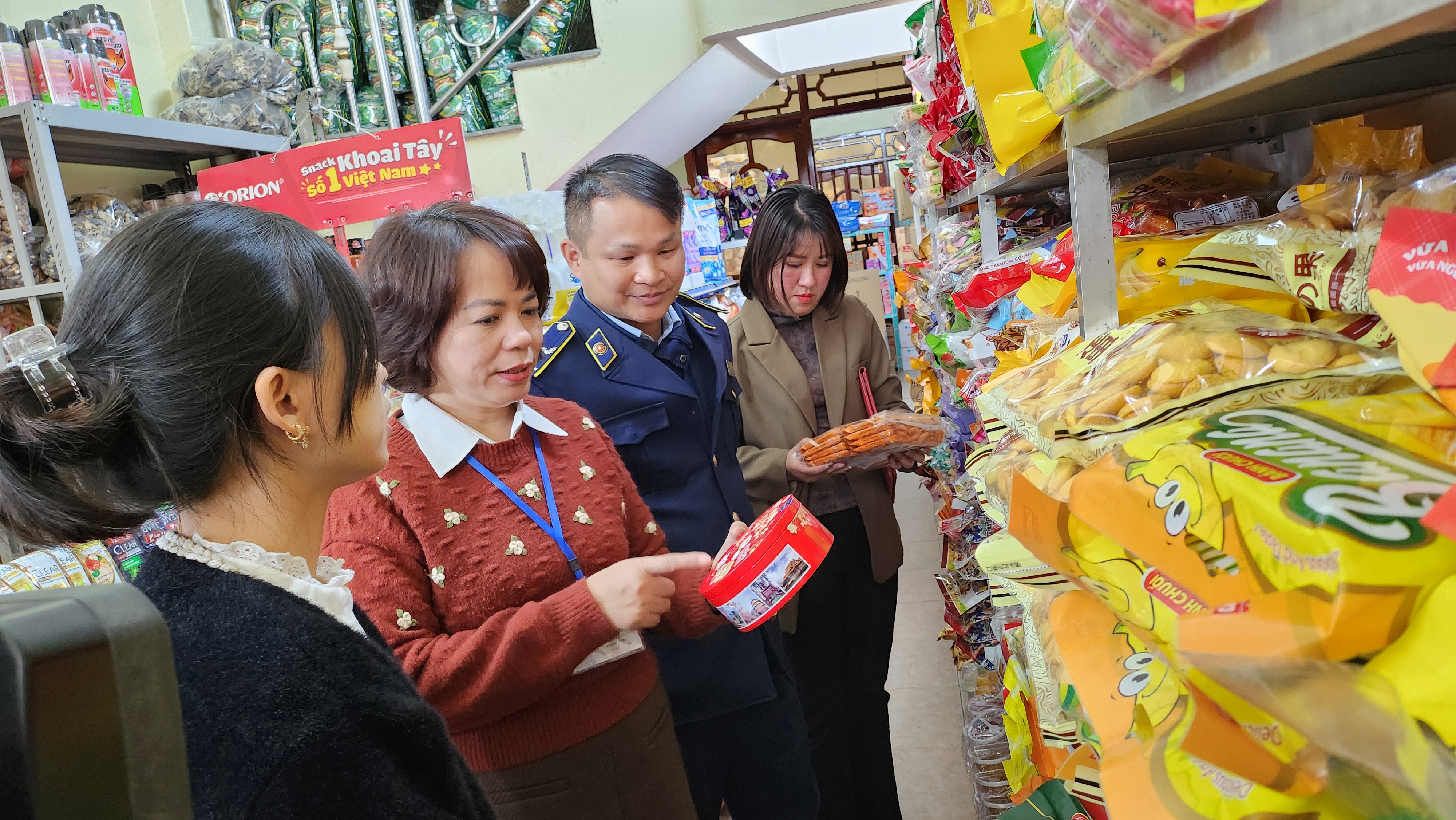 Đoàn kiểm tra liên ngành của TP Uông Bí về ATTP kiểm tra cơ sở kinh doanh thực phẩm trên địa bàn