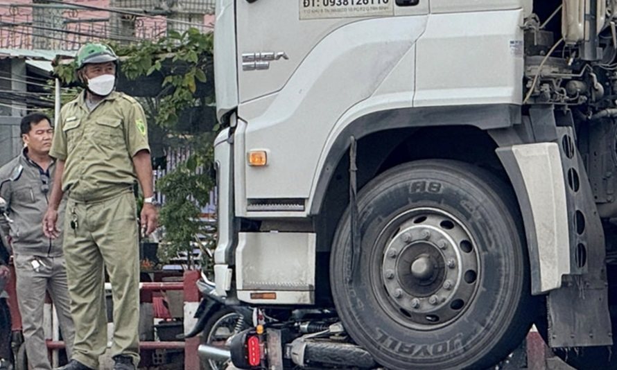 Va chạm giữa xe đạp điện và xe đầu kéo một thiếu niên bị thương nặng