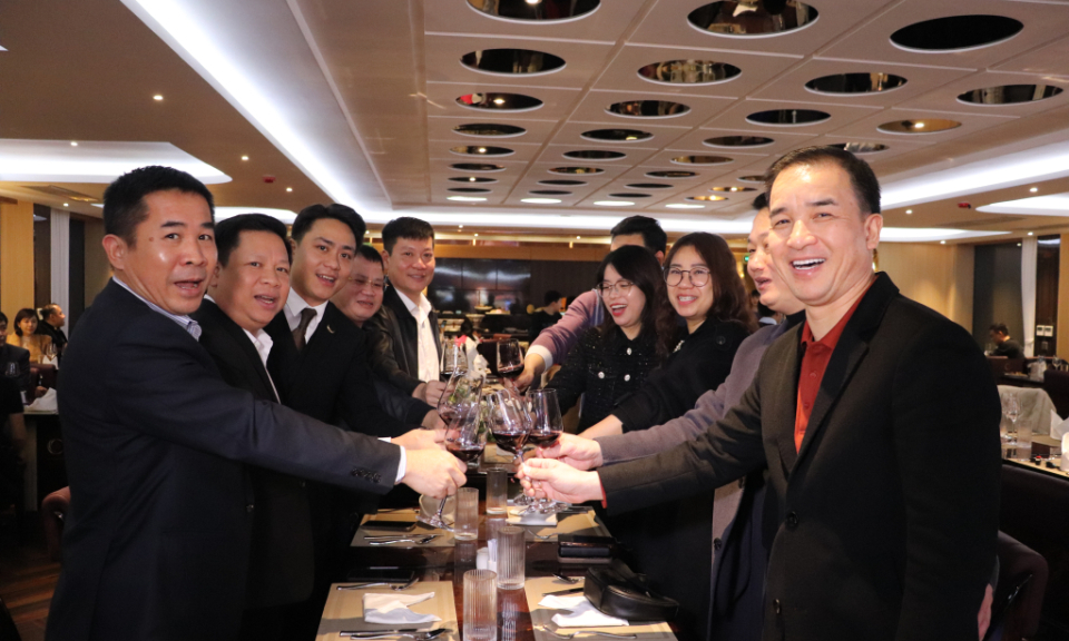 游客乘坐游轮游览下龙湾迎接新年