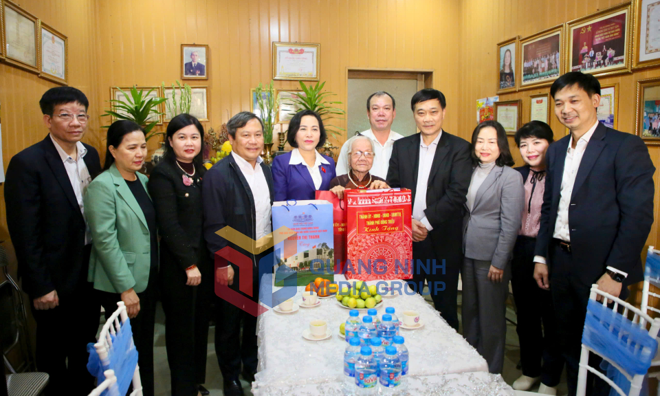 Phó Chủ tịch Quốc hội Nguyễn Thị Thanh thăm, tặng quà tại Đông Triều, tháng 1-2025