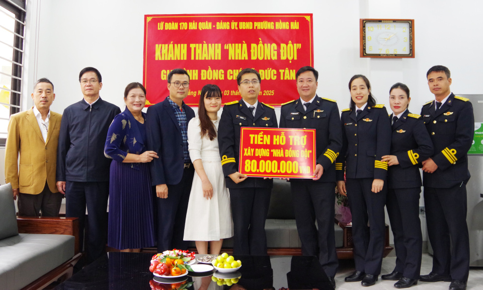 Bàn giao nhà đồng đội cho gia đình quân nhân có hoàn cảnh khó khăn