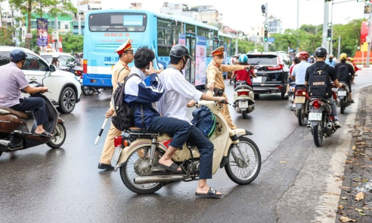 Cha mẹ có thể bị phạt tới 10 triệu đồng khi giao xe máy cho con chưa đủ tuổi điều khiển 