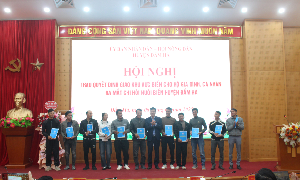 Đầm Hà: 36 hộ gia đình, cá nhân nhận quyết định giao khu vực nuôi biển 