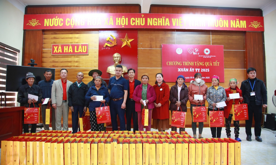 Tặng 200 suất quà Tết cho hộ cận nghèo, hộ có hoàn cảnh khó khăn tại huyện Tiên Yên, TP Hạ Long