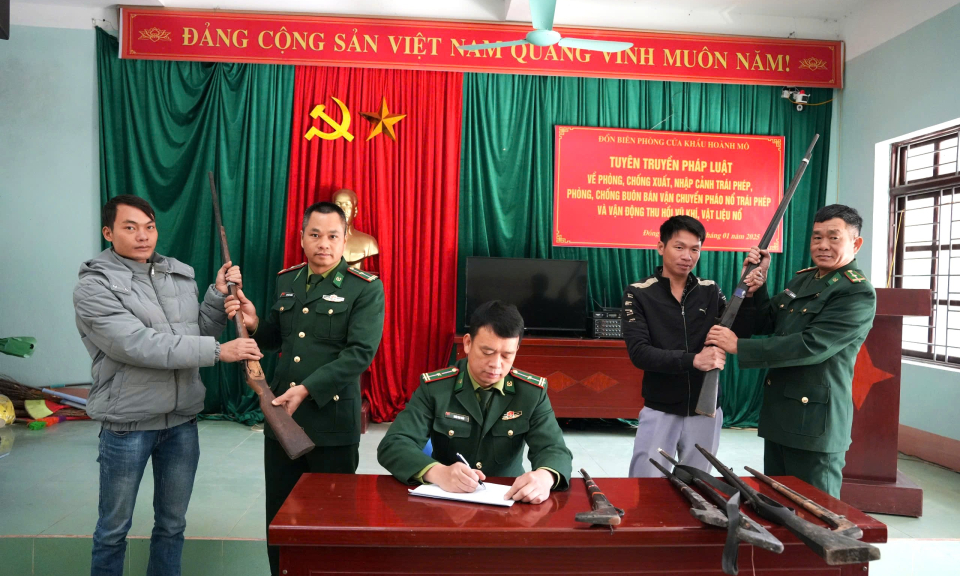 Đồn Biên phòng cửa khẩu Hoành Mô tiếp nhận 8 khẩu súng tự chế