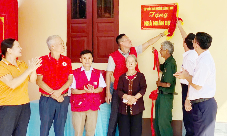 Huy động mọi nguồn lực để xóa nhà tạm, nhà dột nát cho nhân dân
