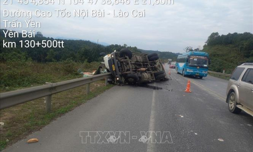 Ô tô tải lật trên cao tốc Nội Bài - Lào Cai làm một người bị thương