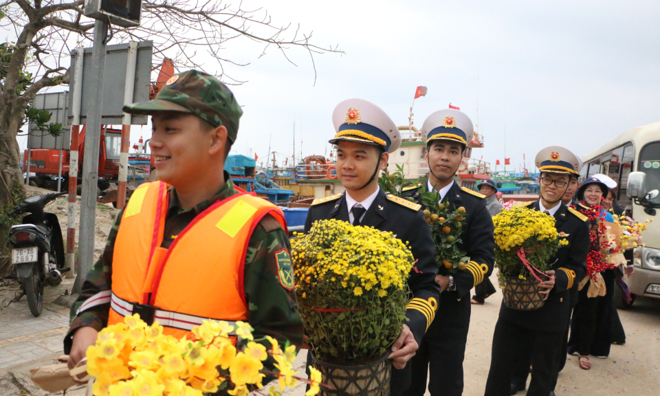 Mang Xuân ấm đến đảo tiền tiêu