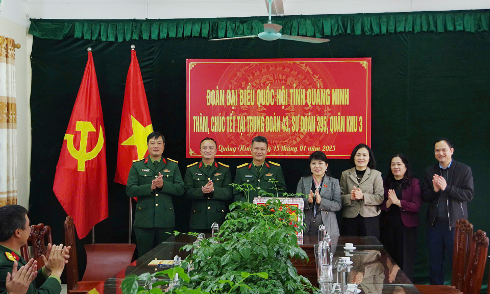 Phó Trưởng Đoàn ĐBQH tỉnh Quảng Ninh thăm, tặng quà Tết cán bộ, chiến sĩ, người lao động 