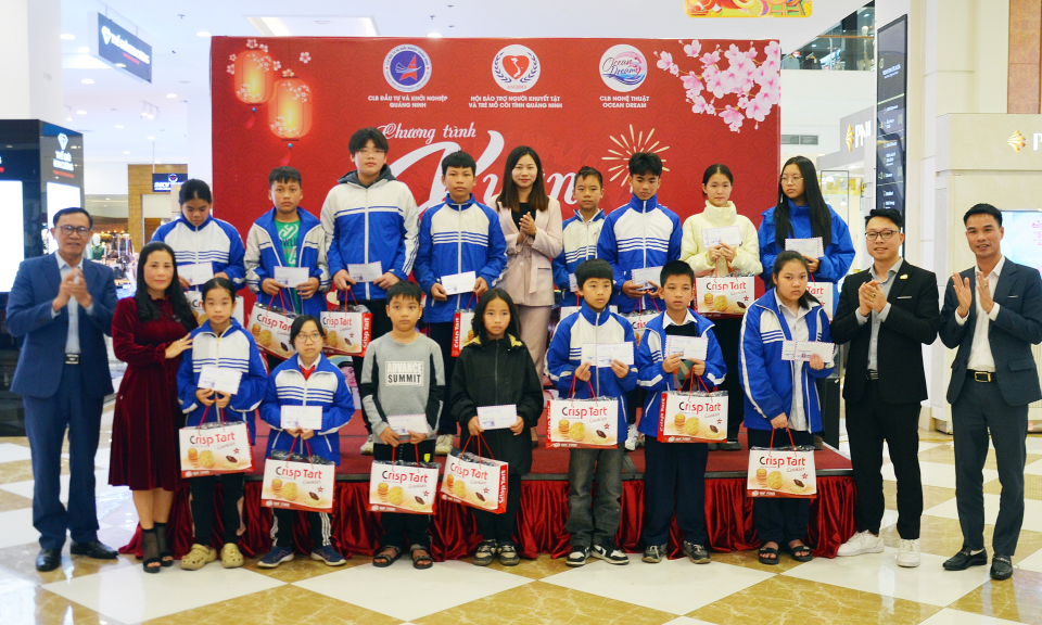 Tặng quà Tết cho học sinh mồ côi, học sinh khuyết tật vượt khó vươn lên