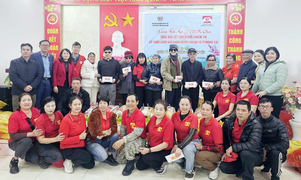 Trao tặng quà Tết cho hội viên người mù có hoàn cảnh khó khăn