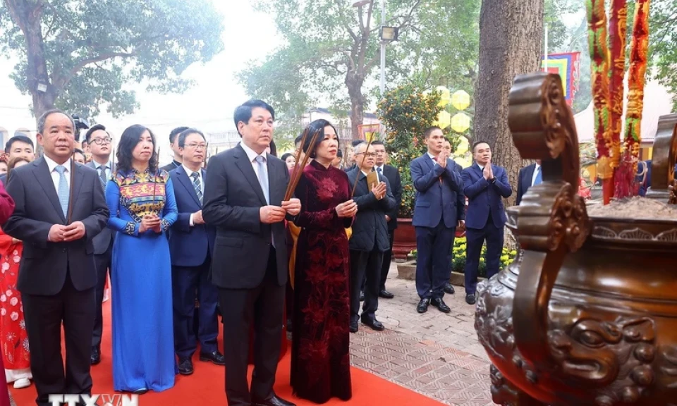 Chủ tịch nước cùng đại biểu kiều bào dâng hương tại Hoàng thành Thăng Long