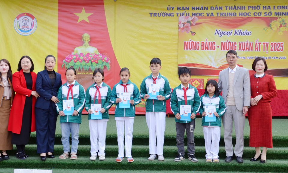 Tặng thẻ BHYT cho học sinh có hoàn cảnh khó khăn