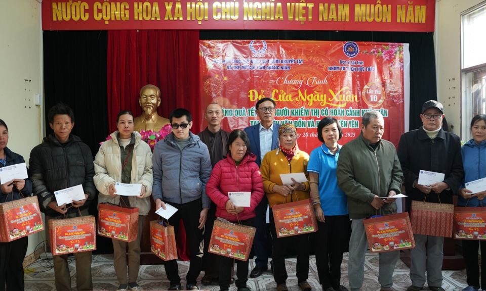 Trao tặng quà Tết cho hội viên Hội Người mù tại huyện Tiên Yên và Vân Đồn