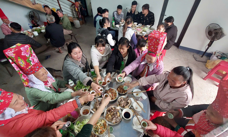 Tết sớm trên bản Dao 