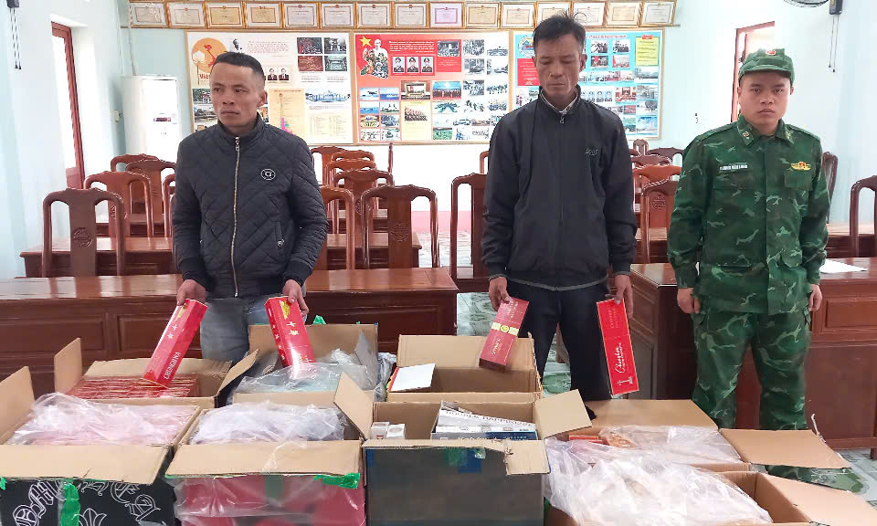 Đồn Biên phòng Trà Cổ: Bắt giữ 2 đối tượng vận chuyển trái phép hơn 3.500 bao thuốc lá điếu nhập lậu