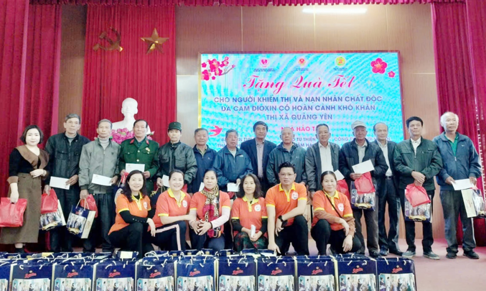 Tặng quà Tết cho người khiếm thị và nạn nhân da cam/dioxin có hoàn cảnh khó khăn tại TX Quảng Yên