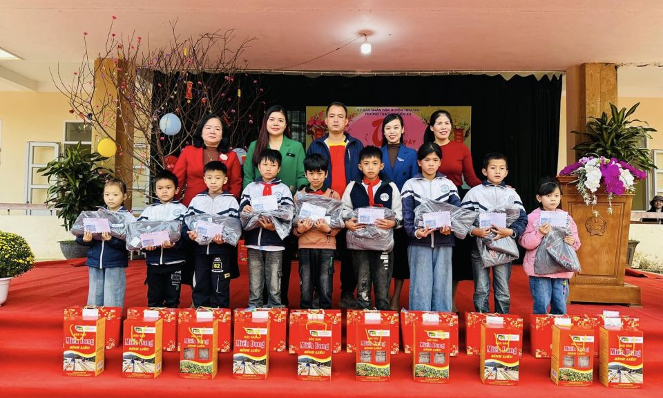 Các địa phương, đơn vị thăm, tặng quà Tết gia đình chính sách, người có hoàn cảnh khó khăn