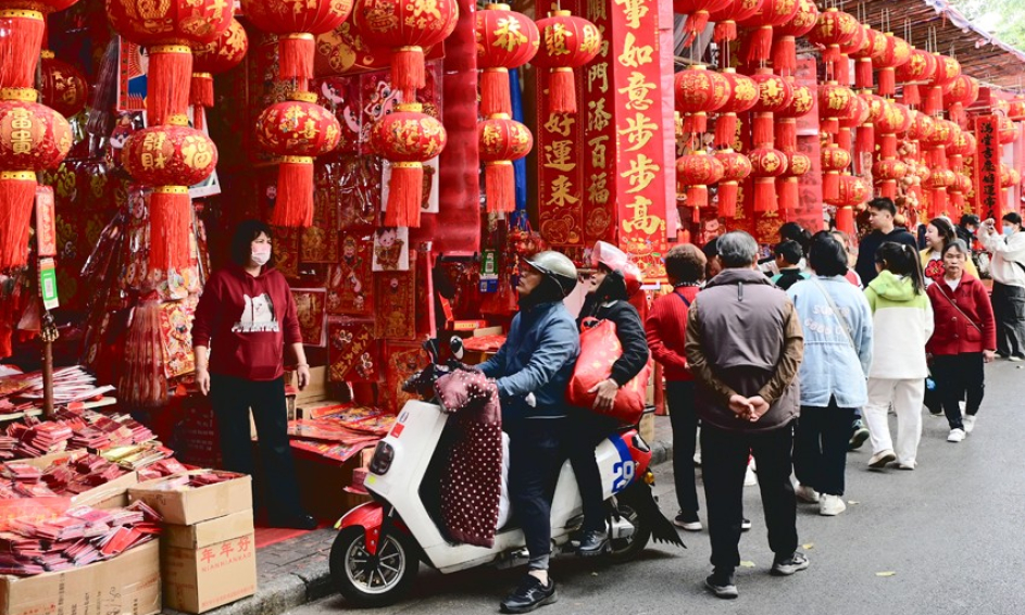 春节临近喜气洋洋 广西南宁各大市场年味儿渐浓