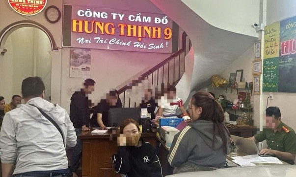 Bắt giám đốc công ty cầm đồ cho vay lãi nặng 400%/tháng