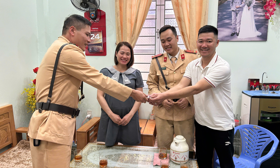 Cảnh sát giao thông dùng xe đặc chủng đưa thai phụ đi cấp cứu kịp thời