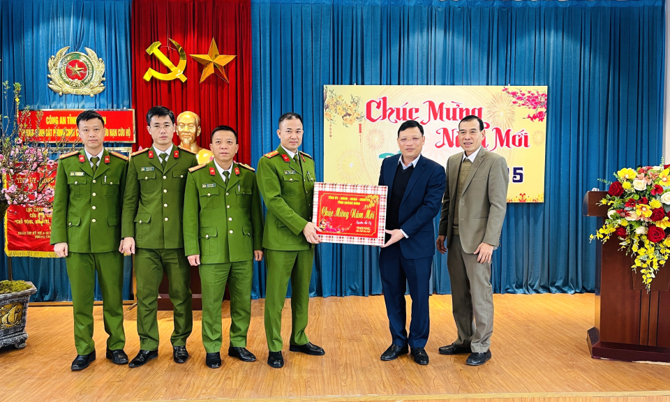 Phó Chủ tịch UBND tỉnh Nghiêm Xuân Cường chúc Tết Cảnh sát PCCC và CNCH