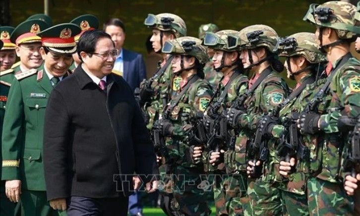 PM visits public security, national defence units on duty during Tết