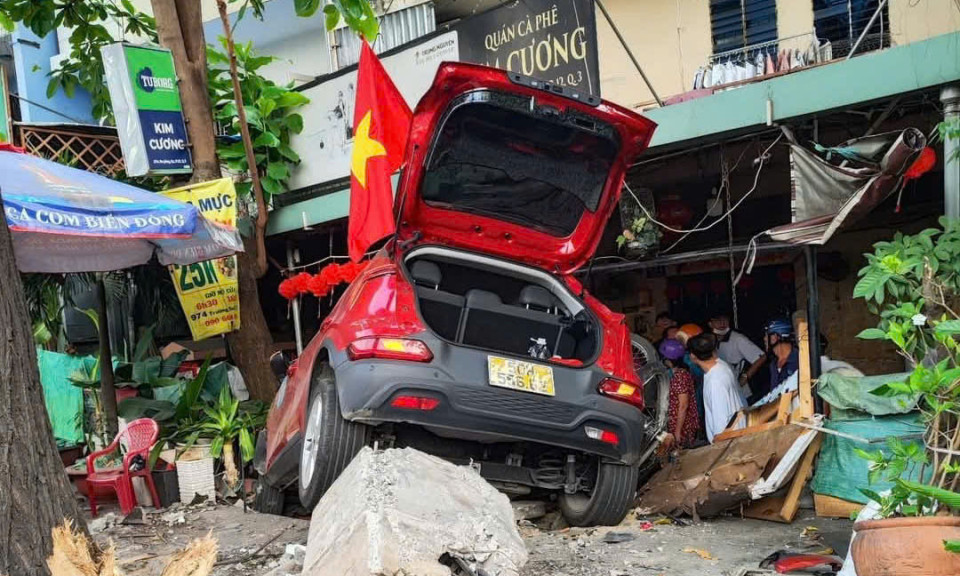 Ô tô lao vào quán cà phê, người đàn ông 60 tuổi bị kẹt đùi dưới gầm