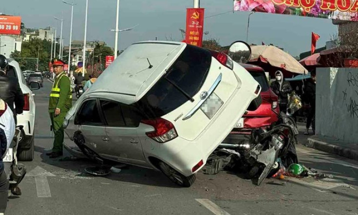 4 người nhập viện sau va chạm giao thông liên hoàn ở Hà Nội