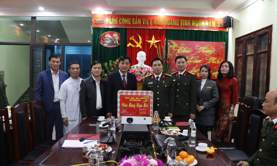 Giám đốc Công an tỉnh thăm, chúc Tết đêm Giao thừa
