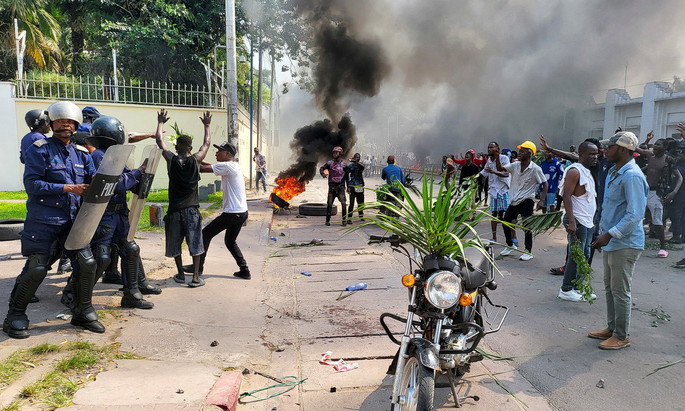 Người biểu tình tức giận vì xung đột ở Congo, tấn công đại sứ quán Pháp, Mỹ, Rwanda