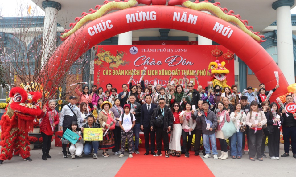 Quang Ninh welcomes 1st visitors of the Lunar New Year 2025