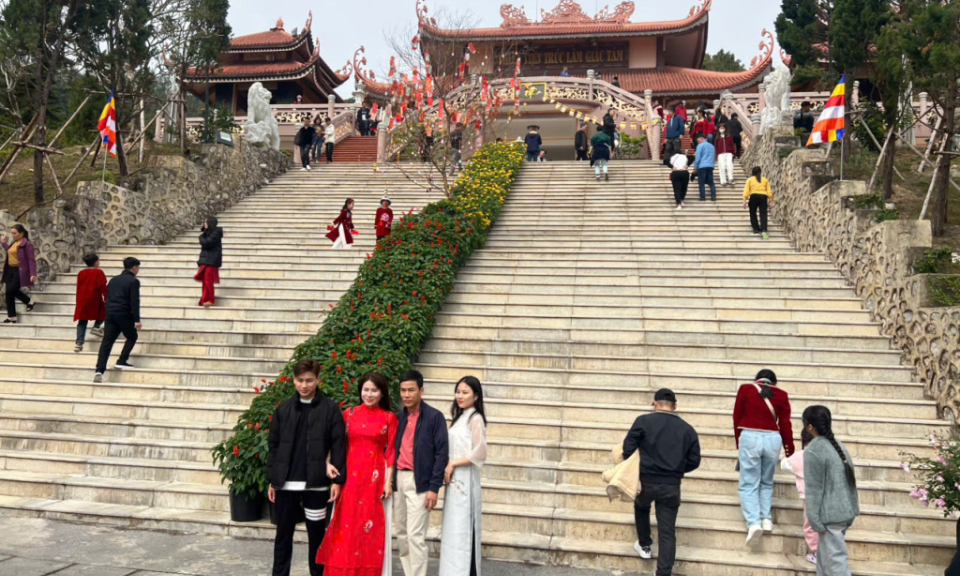 Cai Bau pagoda lures crowds during Tet