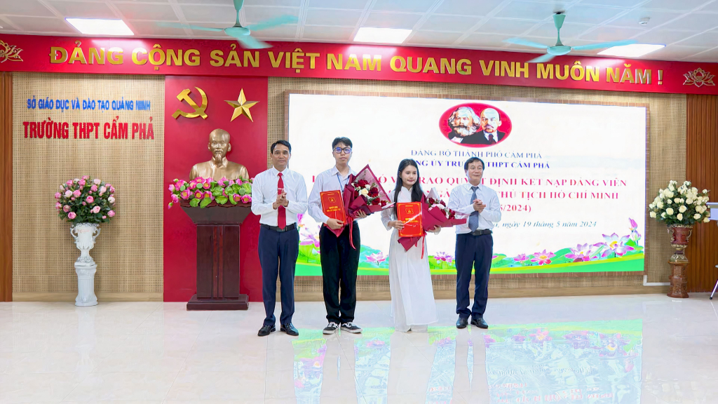 Chu Kim Hạnh, Nguyễn Tiến Mạnh  (học sinh lớp 12A4, Trường THPT Cẩm Phả) được kết nạp vào Đảng dịp kỷ niệm 134 năm Ngày sinh Chủ tịch Hồ Chí Minh.