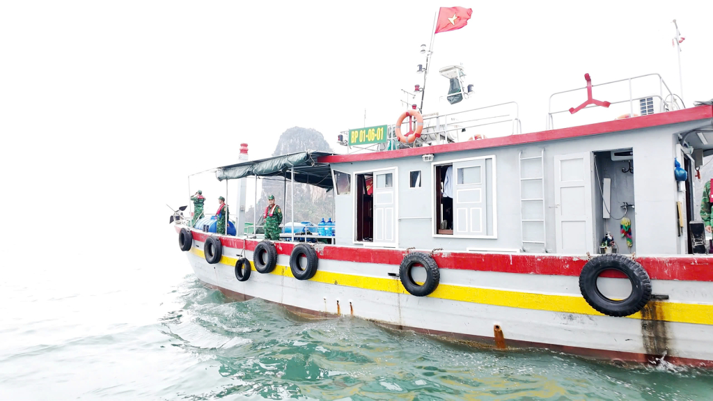 Kíp tàu trực xuyên Tết của Hải đội Biên phòng 2 tuần tra vùng biển đảo đơn vị quản lý.