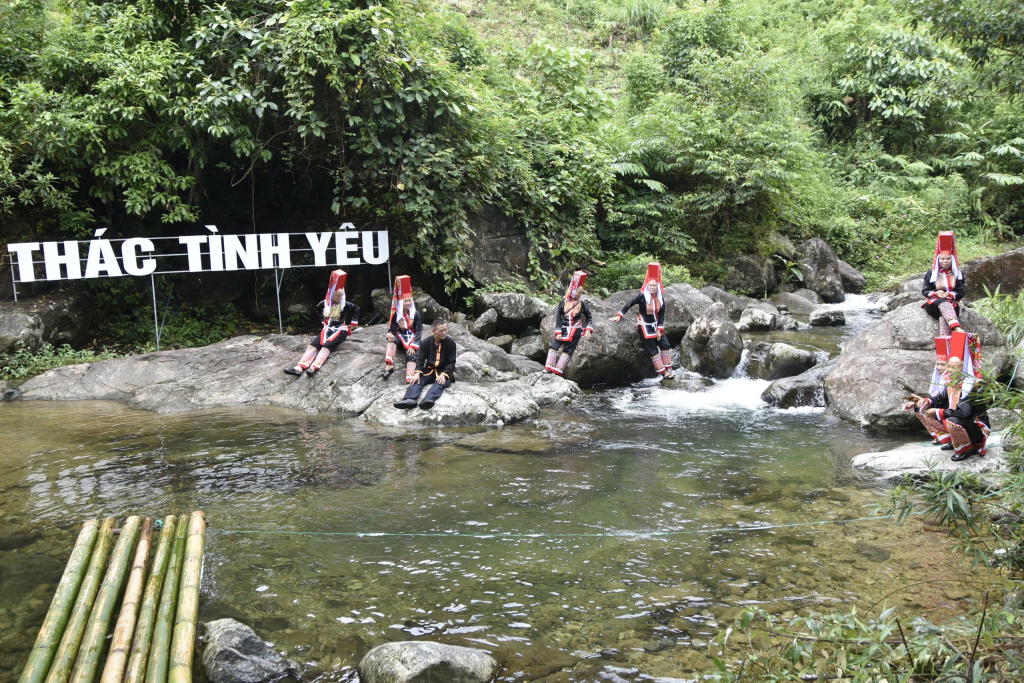 Điểm du lịch thác Bạch Vân, xã Quảng An