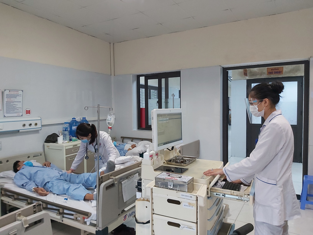 Sử dụng xe tiêm thông minh để cập nhật thông tin cấp, phát thuốc, tiêm cho bệnh nhân một cách chính xác tại Bệnh viện Đa khoa tỉnh.