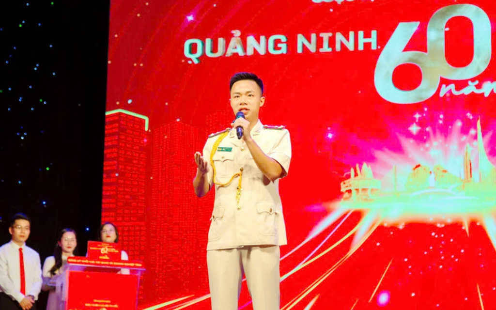 Thượng úy Phí Văn Tuyển tham gia thi hùng biện tại cuộc thi sân khấu hóa tìm hiểu 