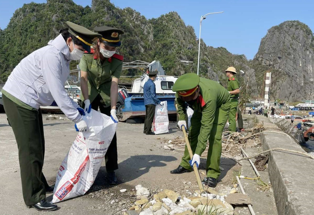 Đoàn viên thanh niên Công an TP Cẩm Phả ra quân làm nhiệm vụ thu dọn vệ sinh tại khu vực cảng Vũng Đục sau bão số 3 (phường Cẩm Đông, TP Cẩm Phả). Ảnh: Nhân vật cung cấp