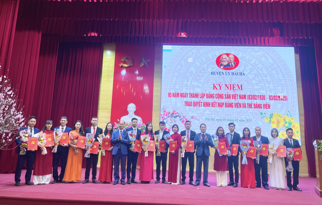 Các đồng chí lãnh đạo huyện trao quyết định kết nạp đảng viên mới cho 17 quần chúng ưu tú của các Chi, đảng bộ trực thuộc Huyện uỷ đợt 3/2/2025.