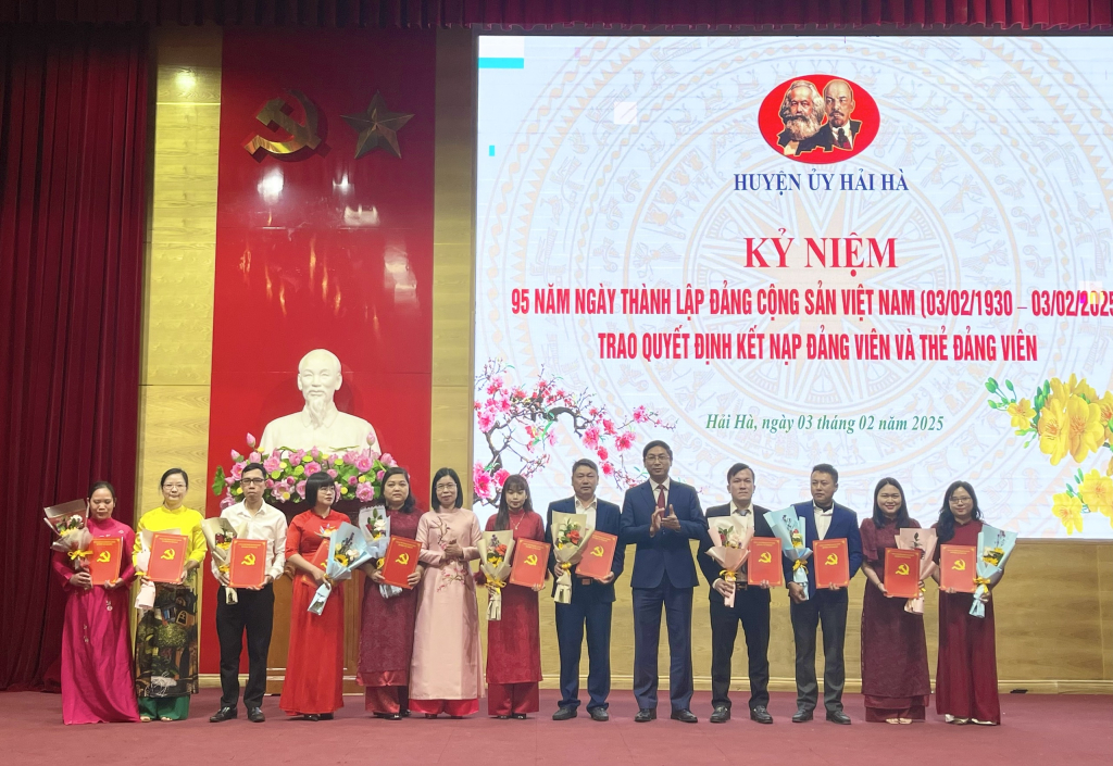 Các đồng chí lãnh đạo huyện trao thẻ đảng cho 70 đảng viên của các Chi, đảng bộ trực thuộc Huyện uỷ.