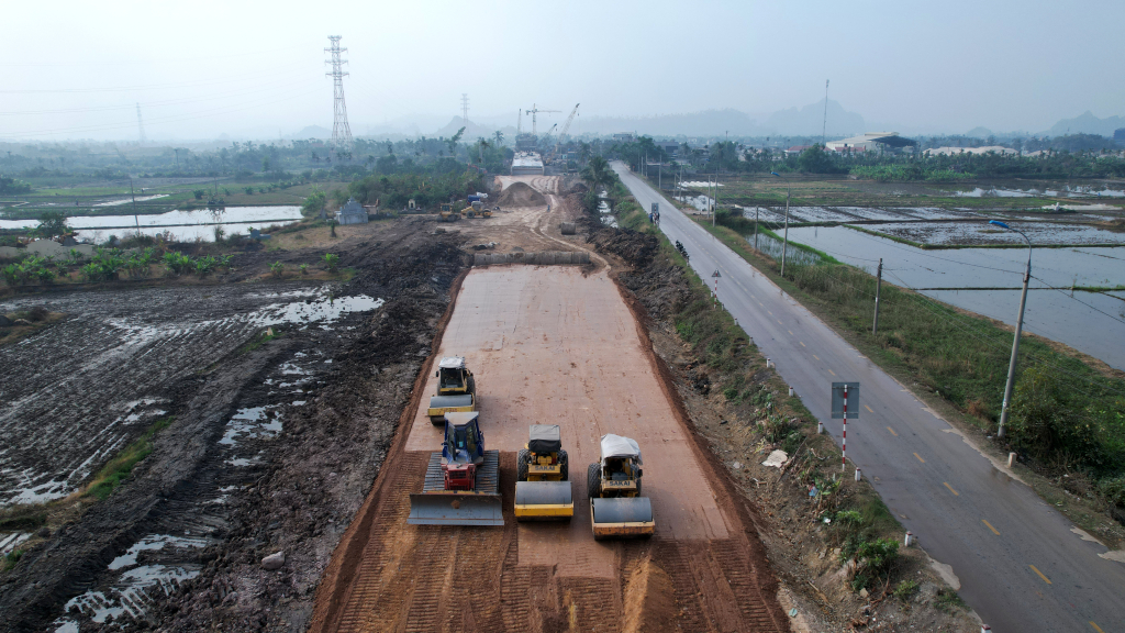Dự án cải tạo đường tỉnh 333 đấu nối với dự án Cầu Lại Xuân đang khẩn trương được hoàn thành sẽ là tuyến giao thông đường bộ thứ 4 kết nối Quảng Ninh với Hải Phòng
