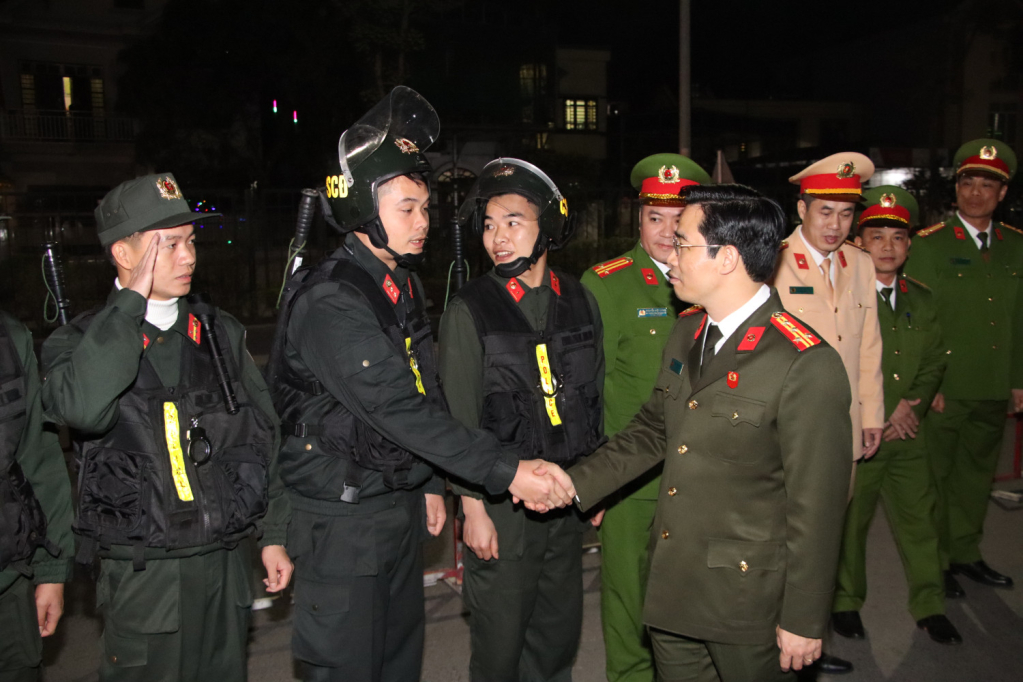 Đại tá Trần Văn Phúc, Giám đốc Công an tỉnh cùng đoàn công tác thăm, động viên CBCS tăng cường tại Tổ công tác Phương án 12 của Công an tỉnh triển khai tại TP Cẩm Phả. Ảnh: Quốc Xã (Công an tỉnh).
